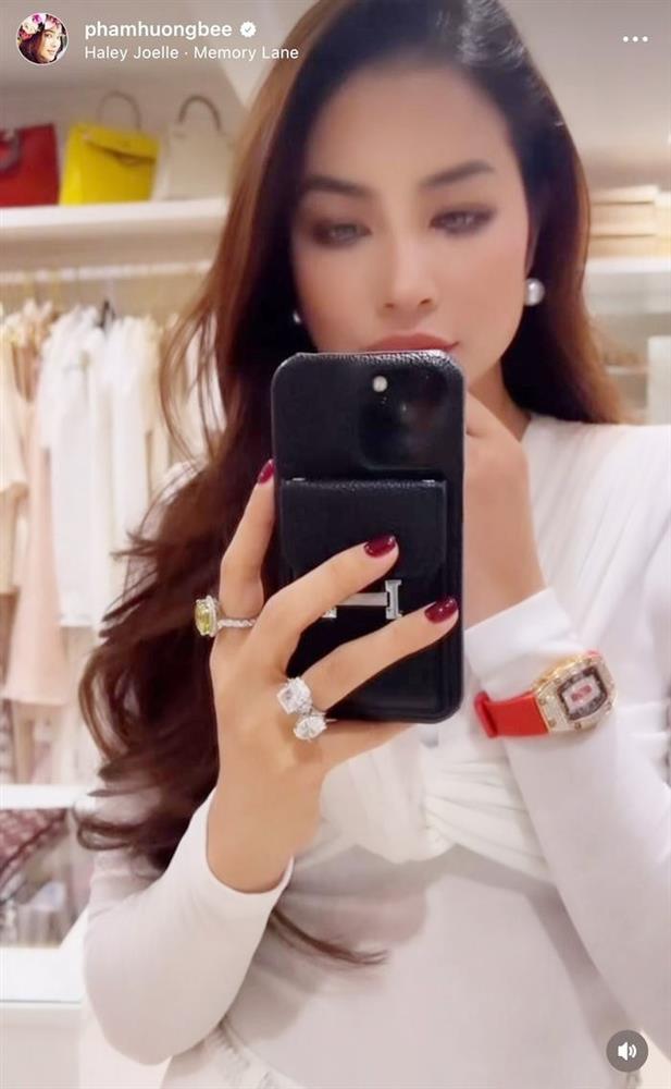 Hoa hậu Phạm Hương khoe khéo loạt hàng hiệu đắt tiền và ở biệt thự sang chảnh-1