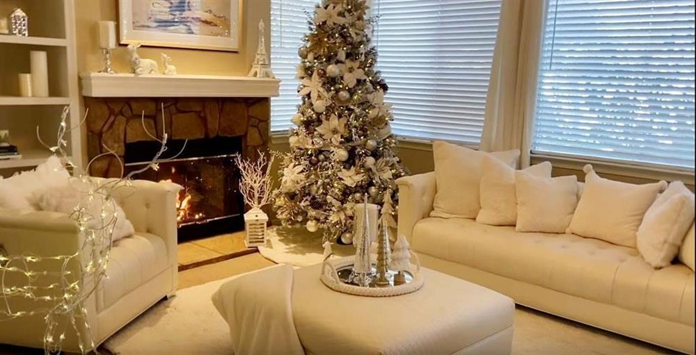 Hoa hậu Phạm Hương khoe khéo loạt hàng hiệu đắt tiền và ở biệt thự sang chảnh-3