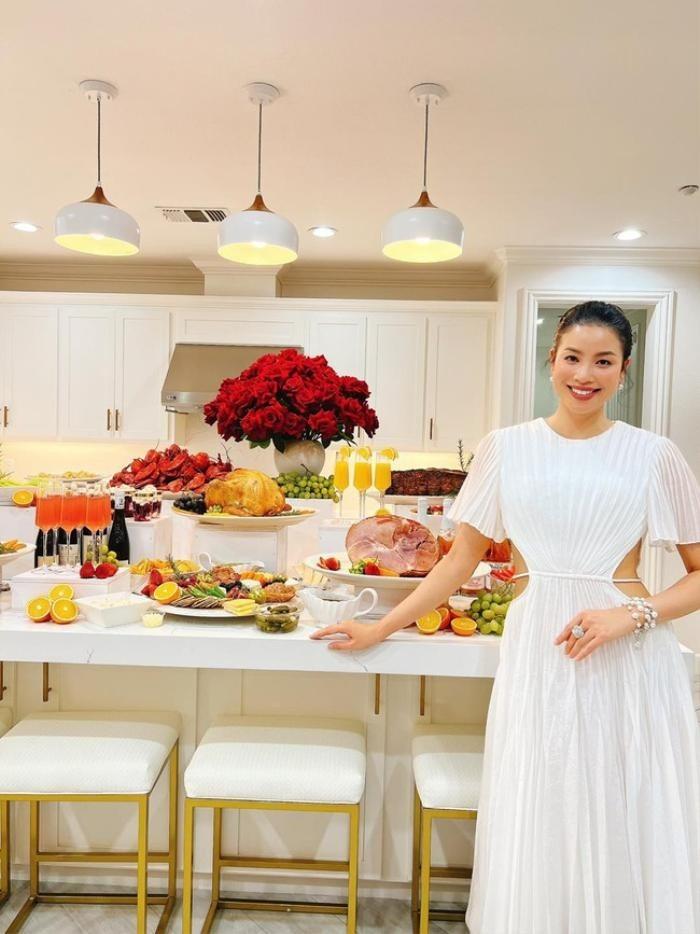 Hoa hậu Phạm Hương khoe khéo loạt hàng hiệu đắt tiền và ở biệt thự sang chảnh-5