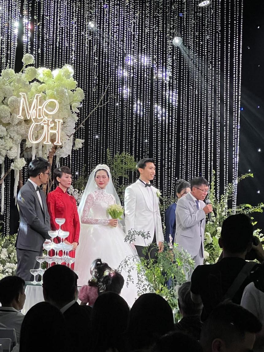 Đoàn Văn Hậu trao nụ hôn ngọt ngào cho Doãn Hải My, cô dâu rưng rưng khi bố chồng phát biểu-3