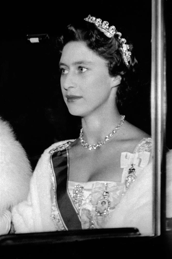 Hơn 1 thập kỷ làm dâu hoàng gia, Công nương Kate chỉ đội 4 chiếc vương miện-3
