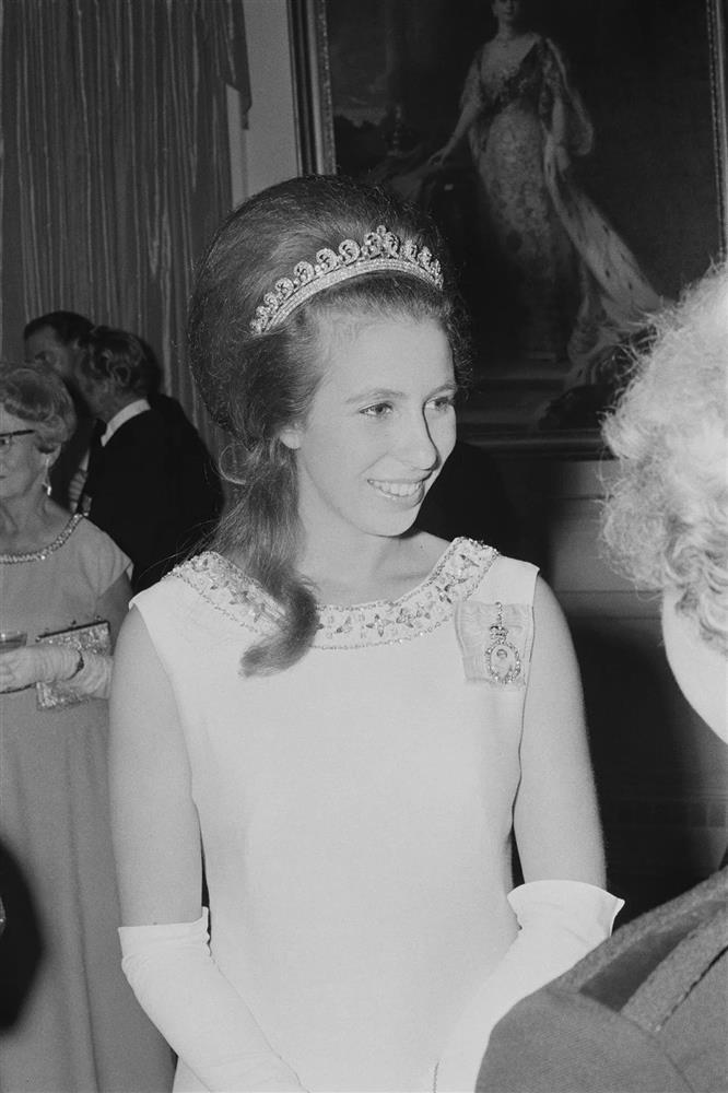 Hơn 1 thập kỷ làm dâu hoàng gia, Công nương Kate chỉ đội 4 chiếc vương miện-4