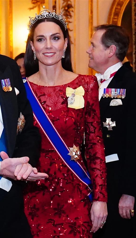 Hơn 1 thập kỷ làm dâu hoàng gia, Công nương Kate chỉ đội 4 chiếc vương miện-5