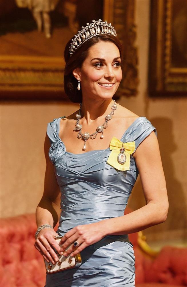 Hơn 1 thập kỷ làm dâu hoàng gia, Công nương Kate chỉ đội 4 chiếc vương miện-7