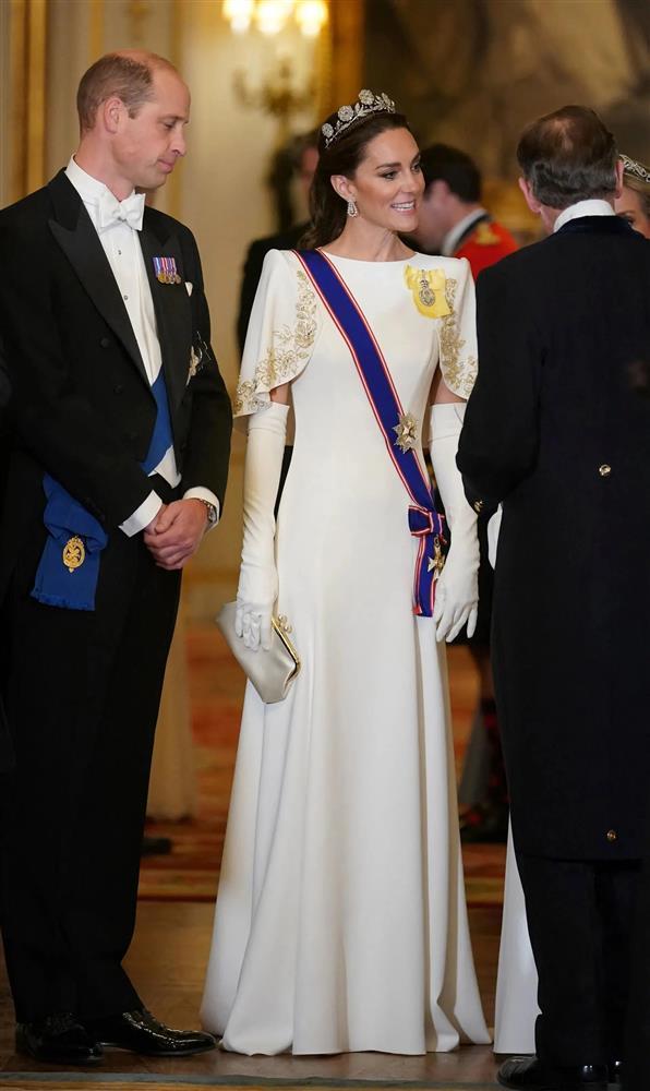 Hơn 1 thập kỷ làm dâu hoàng gia, Công nương Kate chỉ đội 4 chiếc vương miện-9