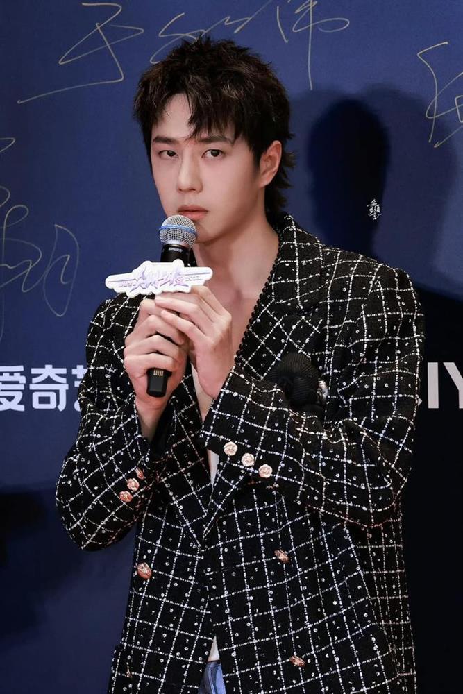 Vương Nhất Bác bị chê kém duyên khi phát ngôn trên thảm đỏ-1