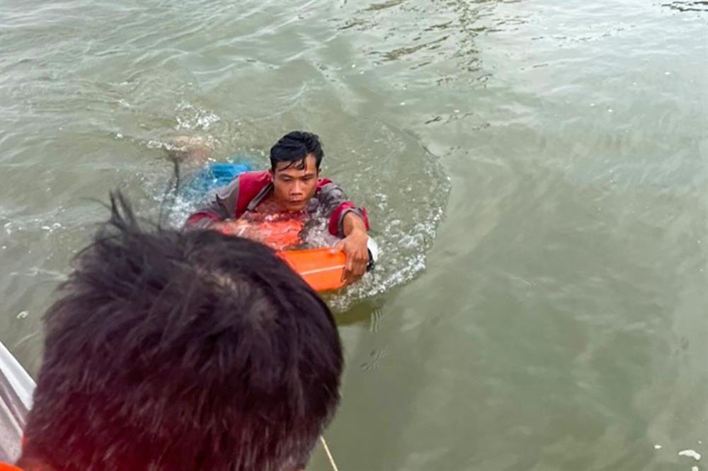 Cứu nam thanh niên bị nước cuốn trôi trên sông ở TPHCM-1