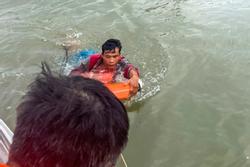 Cứu nam thanh niên bị nước cuốn trôi trên sông ở TPHCM