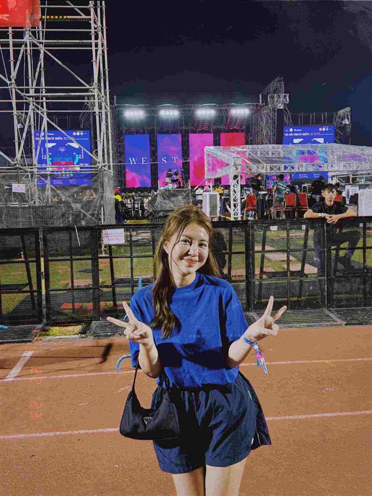 Hot girl Mẫn Tiên đi xem concert: Làn da căng bóng gây sốt-1