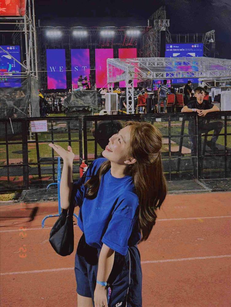 Hot girl Mẫn Tiên đi xem concert: Làn da căng bóng gây sốt-3