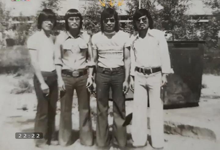 MC Lại Văn Sâm lộ ảnh thời trẻ để tóc dài, mặc quần loe như ngôi sao ca nhạc-1