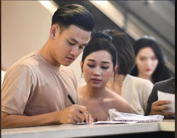 Vợ chồng Hồ Tấn Tài gây chú ý khi mừng cưới số tiền khủng cho Đoàn Văn Hậu-1