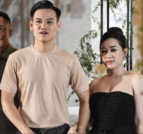 Vợ chồng Hồ Tấn Tài gây chú ý khi mừng cưới số tiền khủng cho Đoàn Văn Hậu-2