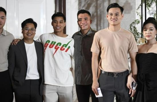 Vợ chồng Hồ Tấn Tài gây chú ý khi mừng cưới số tiền khủng cho Đoàn Văn Hậu-3