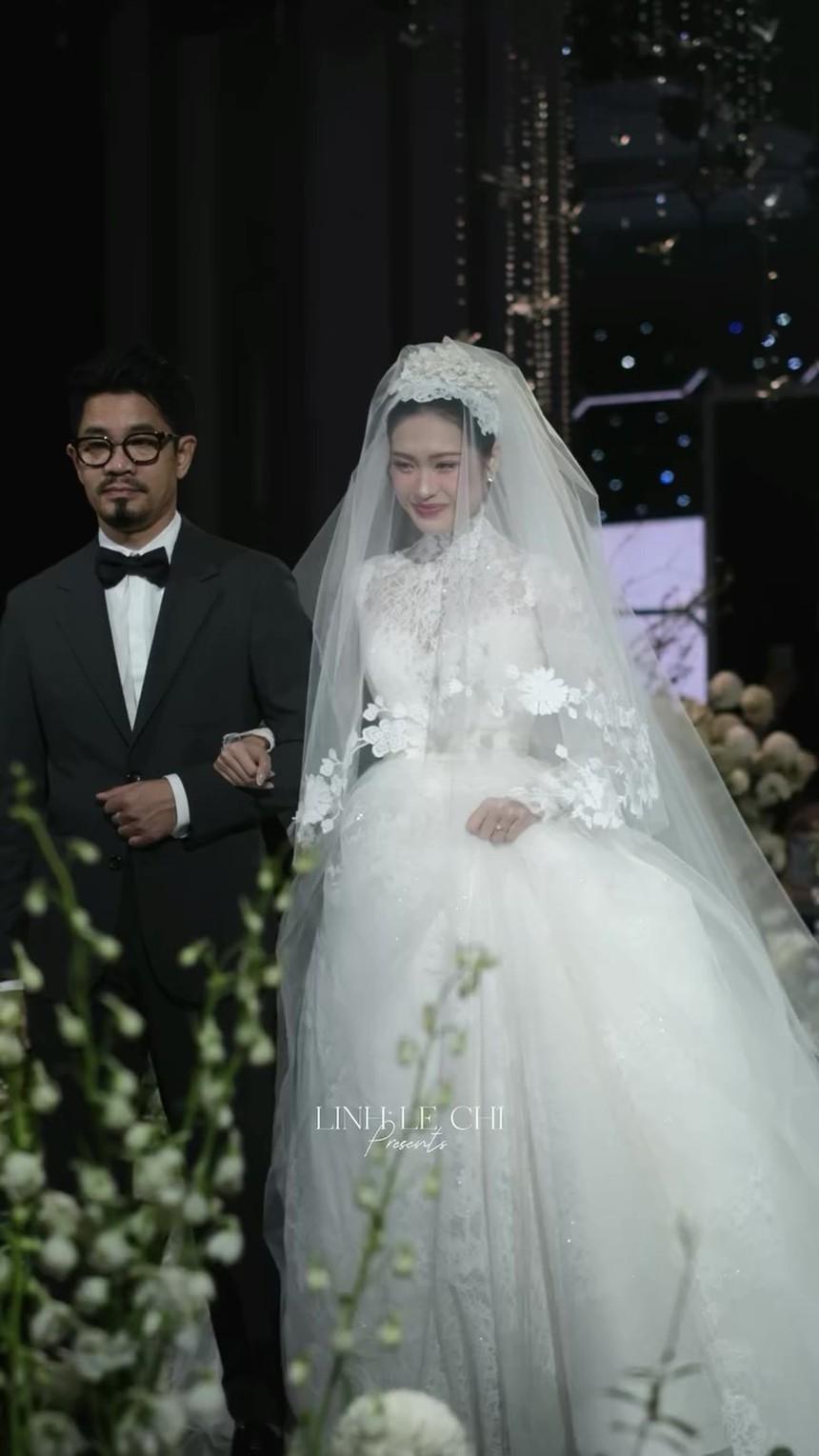 Khoảnh khắc bố Doãn Hải My trao con gái rượu cho Đoàn Văn Hậu: Cảm động muốn khóc!-1