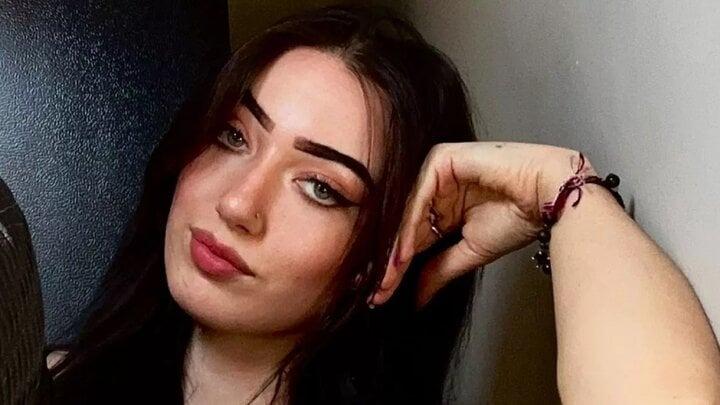 Cô gái kiếm bộn tiền nhờ chụp ảnh bàn chân 30 phút mỗi ngày-1