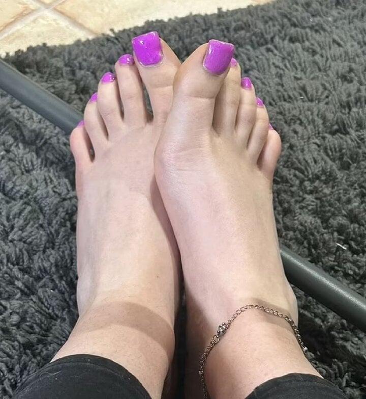 Cô gái kiếm bộn tiền nhờ chụp ảnh bàn chân 30 phút mỗi ngày-2