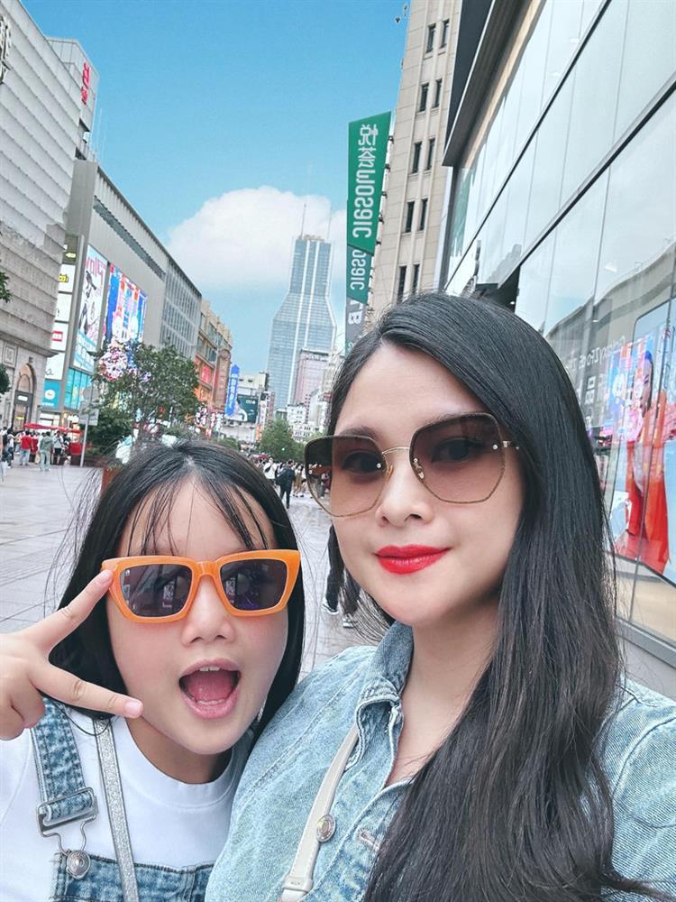 Nữ BTV xinh đẹp diện đồ đôi vi vu trời Tây cùng con gái-10