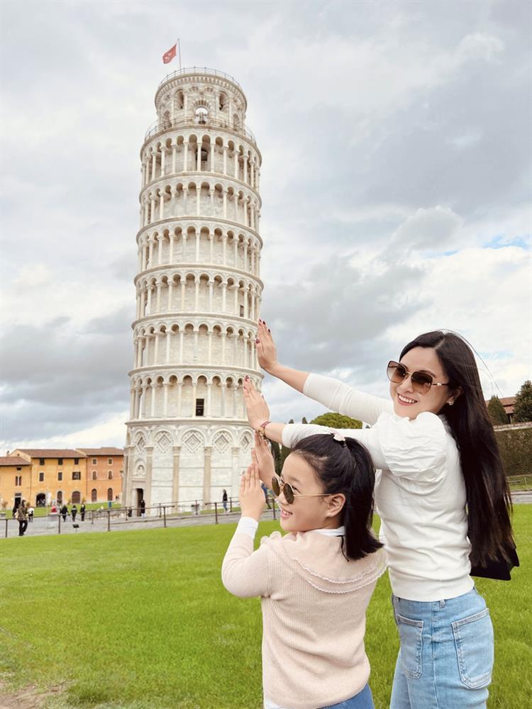 Nữ BTV xinh đẹp diện đồ đôi vi vu trời Tây cùng con gái-11