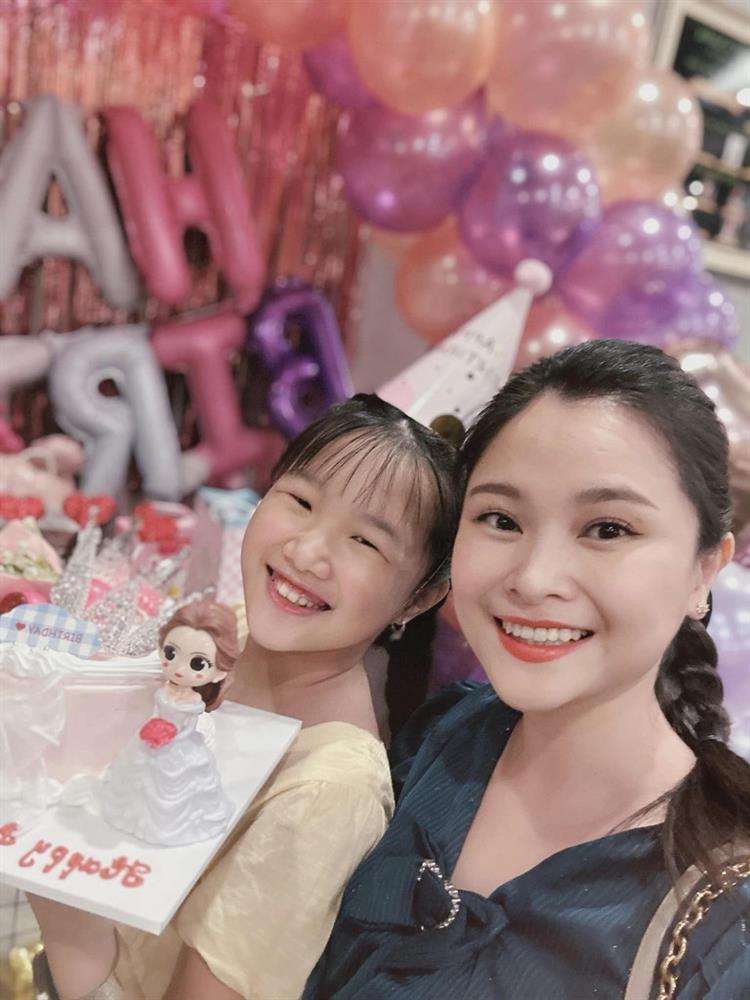 Nữ BTV xinh đẹp diện đồ đôi vi vu trời Tây cùng con gái-4