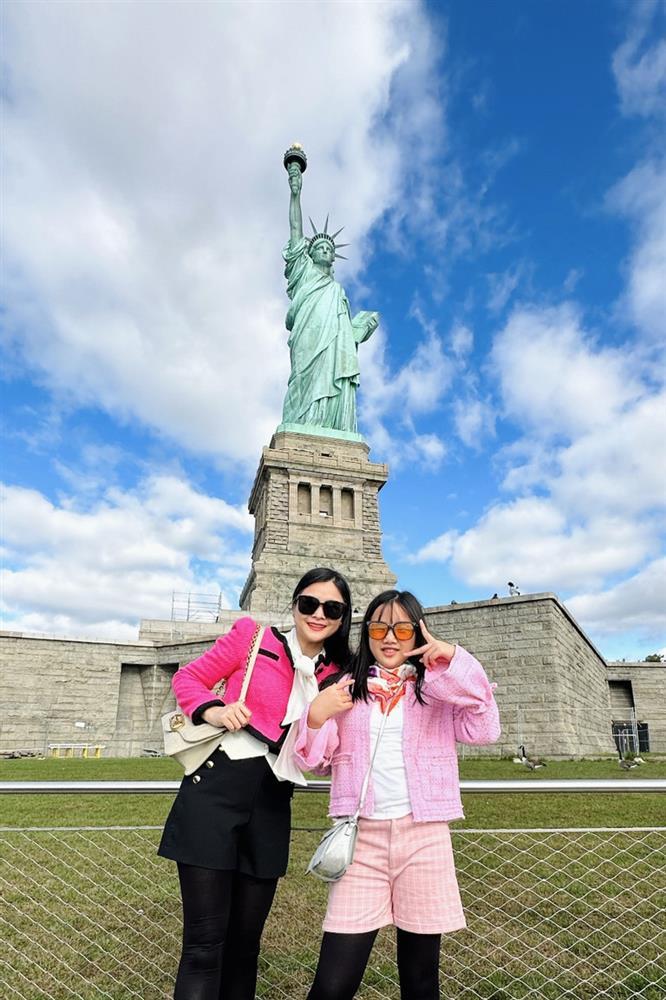 Nữ BTV xinh đẹp diện đồ đôi vi vu trời Tây cùng con gái-5