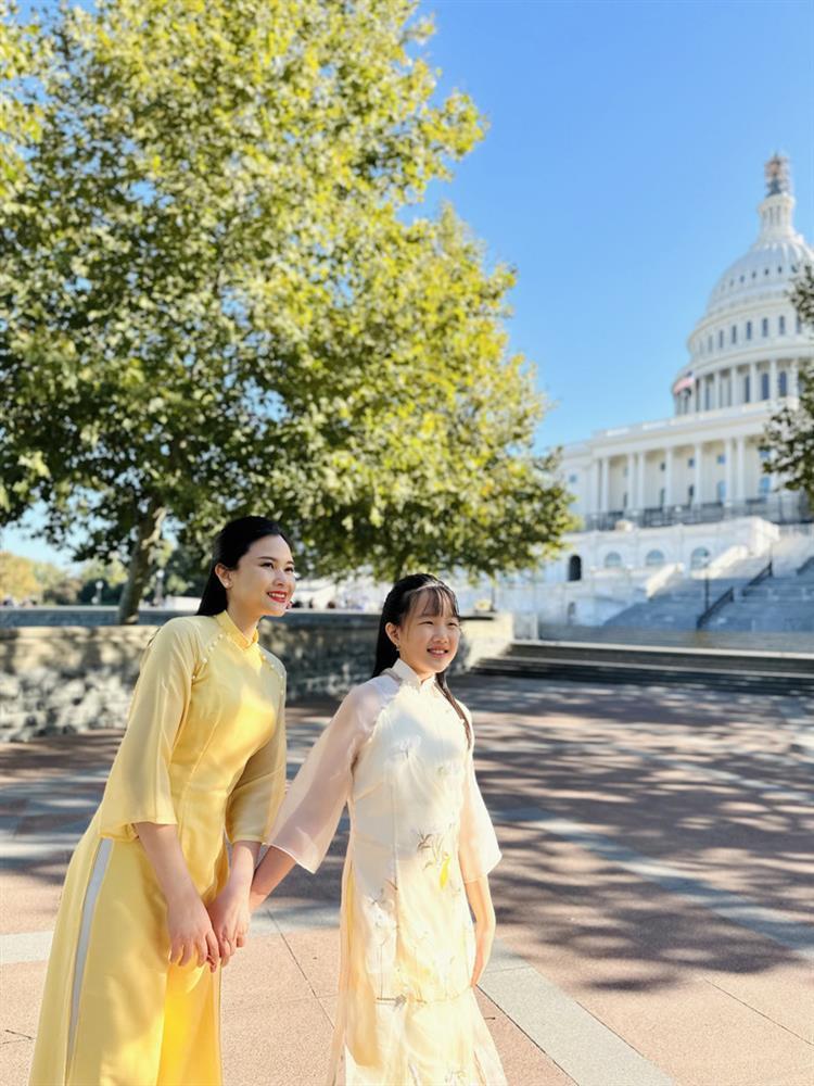 Nữ BTV xinh đẹp diện đồ đôi vi vu trời Tây cùng con gái-6