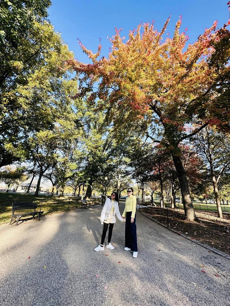 Nữ BTV xinh đẹp diện đồ đôi vi vu trời Tây cùng con gái-7