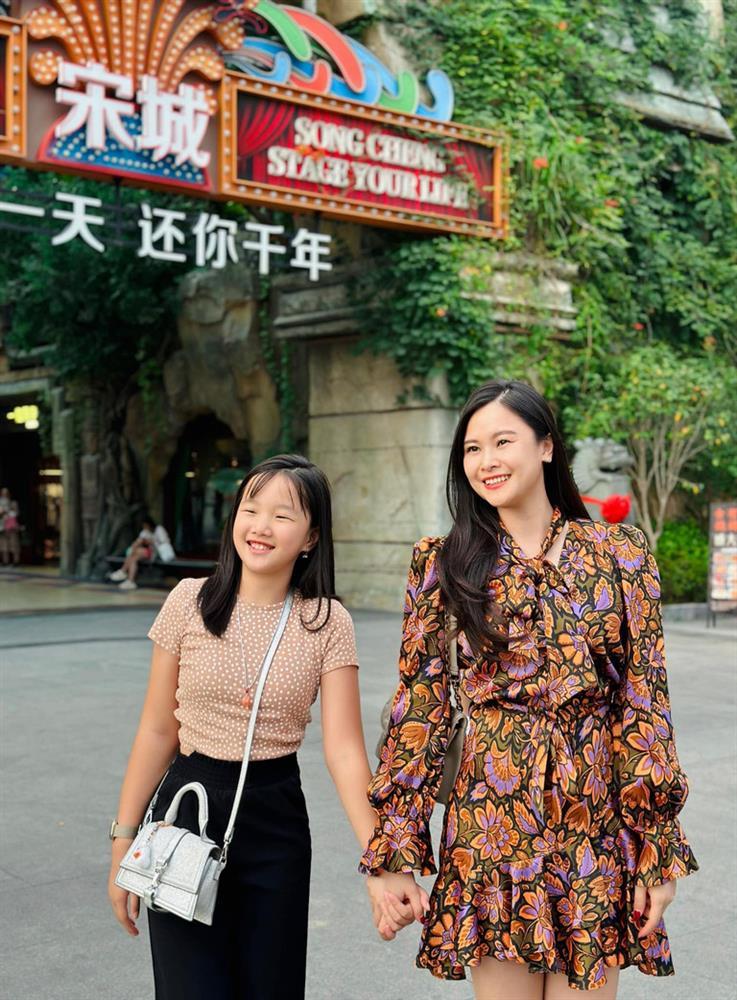 Nữ BTV xinh đẹp diện đồ đôi vi vu trời Tây cùng con gái-9