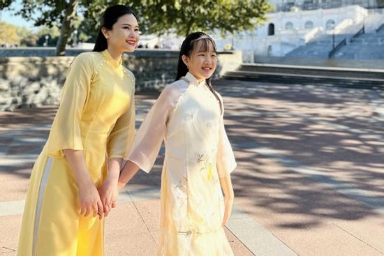 Nữ BTV xinh đẹp diện đồ đôi vi vu trời Tây cùng con gái