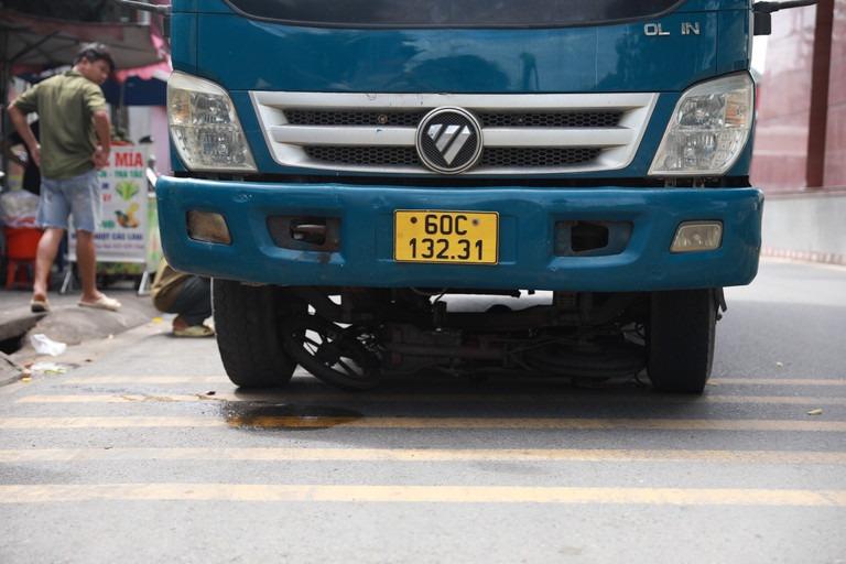 Mẹ khóc ngất bên thi thể con trai 8 tuổi bị xe tải cán tử vong-1