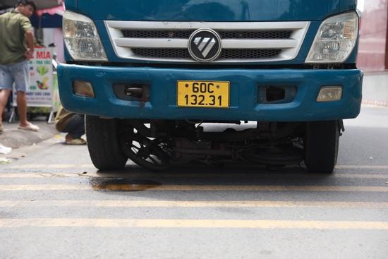 Mẹ khóc ngất bên thi thể con trai 8 tuổi bị xe tải cán tử vong