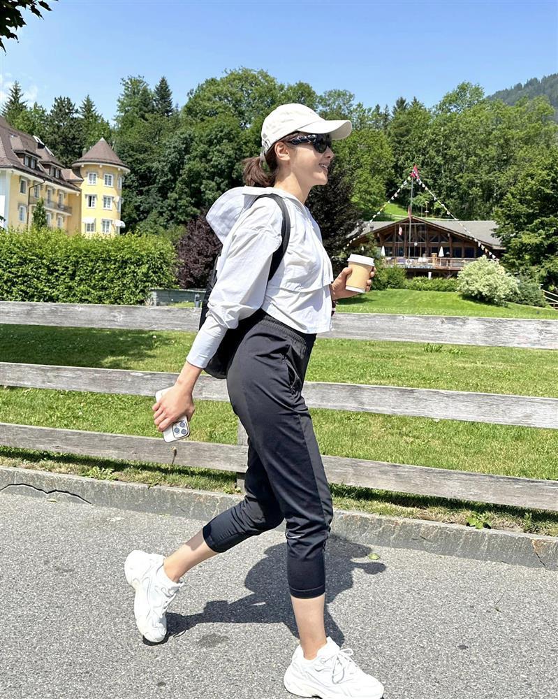 Được tỷ phú tàn tật si mê, Đệ nhất mỹ nhân TVB Lê Tư U60 vẫn trẻ đẹp mê hồn-4