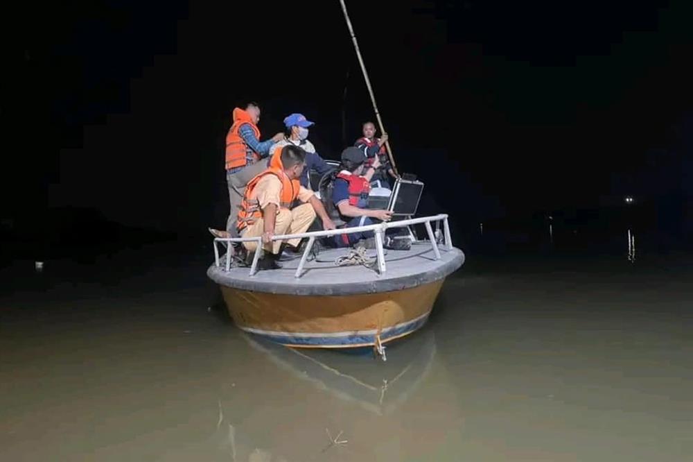 Xuyên đêm tìm kiếm 2 học sinh dưới sông Ninh Cơ-1