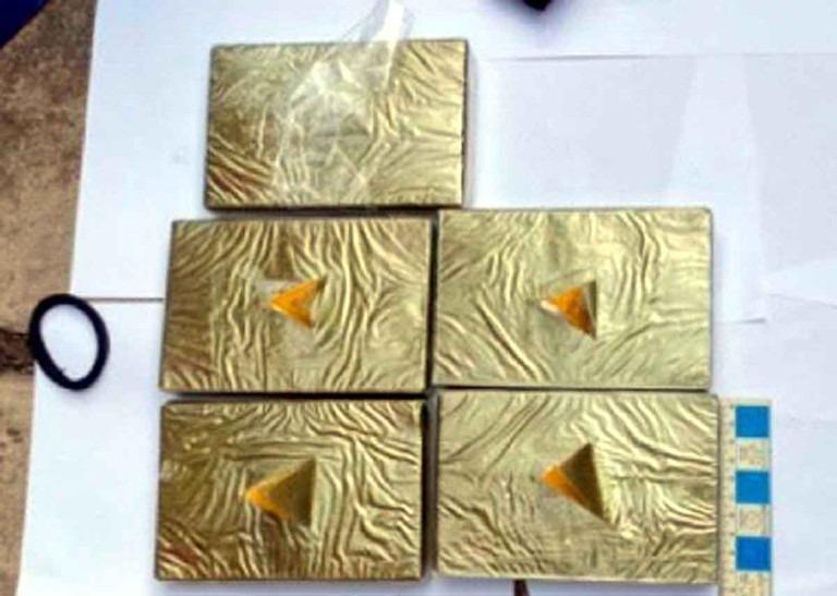 Người đàn ông lái Mazda CX5 trên cao tốc, trong xe có 5 bánh heroin-2