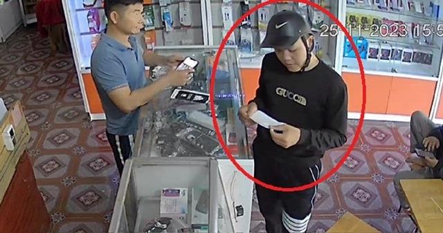 Vào cửa hàng cướp điện thoại Iphone rồi bỏ trốn vào rừng-1