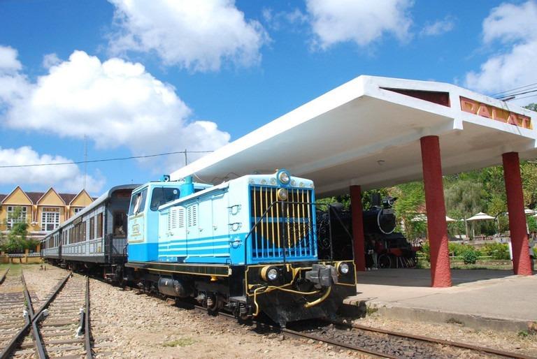 Du khách đi tàu cổ ở Đà Lạt thích thú được xem biểu diễn violon, guitar miễn phí-1