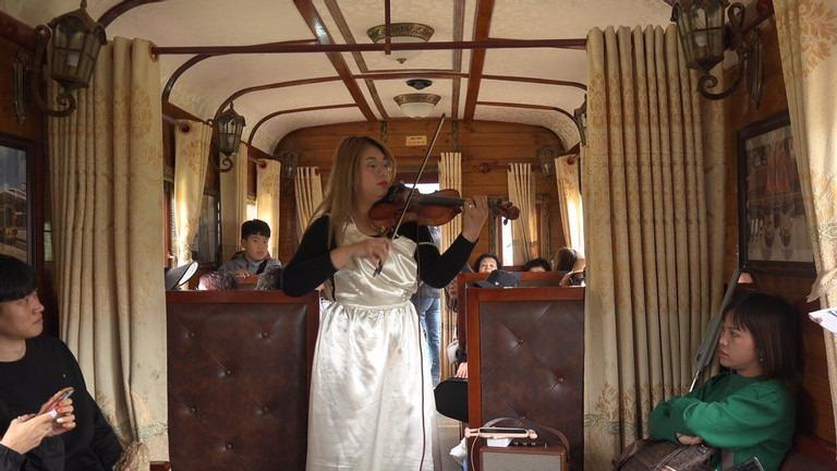 Du khách đi tàu cổ ở Đà Lạt thích thú được xem biểu diễn violon, guitar miễn phí-2