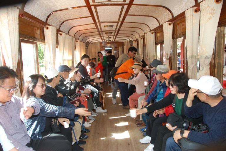 Du khách đi tàu cổ ở Đà Lạt thích thú được xem biểu diễn violon, guitar miễn phí-3