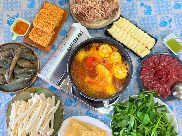 Bất ngờ với cách làm lẩu Thái của ông bố 8x có loại nguyên liệu không ai nghĩ đến-1