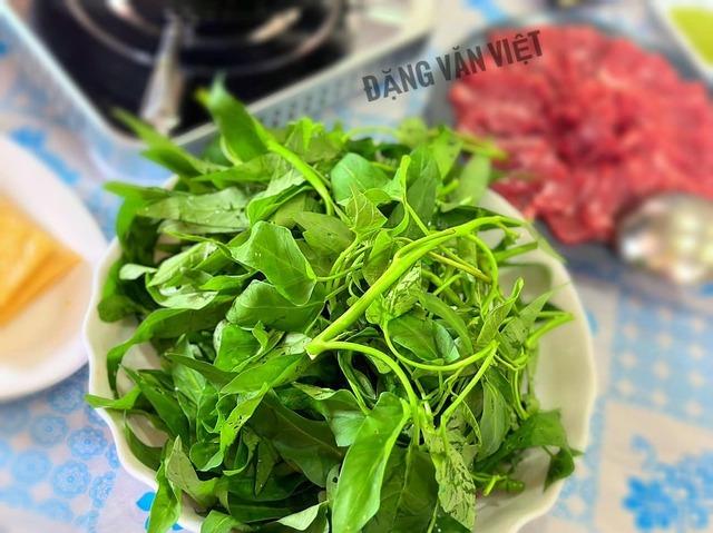 Bất ngờ với cách làm lẩu Thái của ông bố 8x có loại nguyên liệu không ai nghĩ đến-2