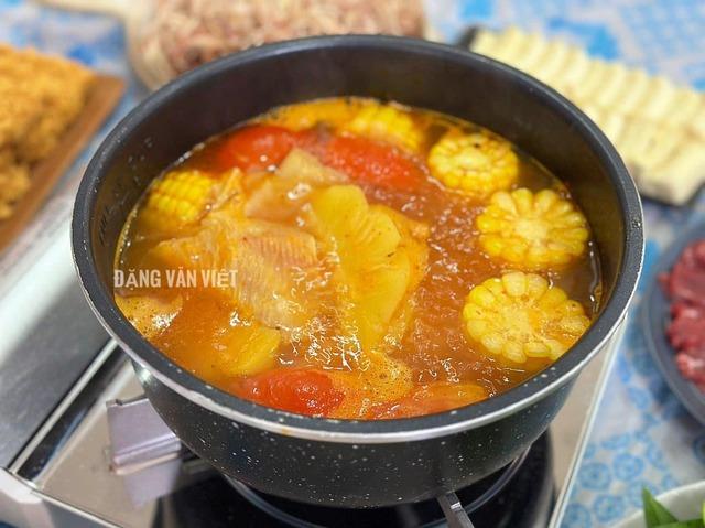 Bất ngờ với cách làm lẩu Thái của ông bố 8x có loại nguyên liệu không ai nghĩ đến-4