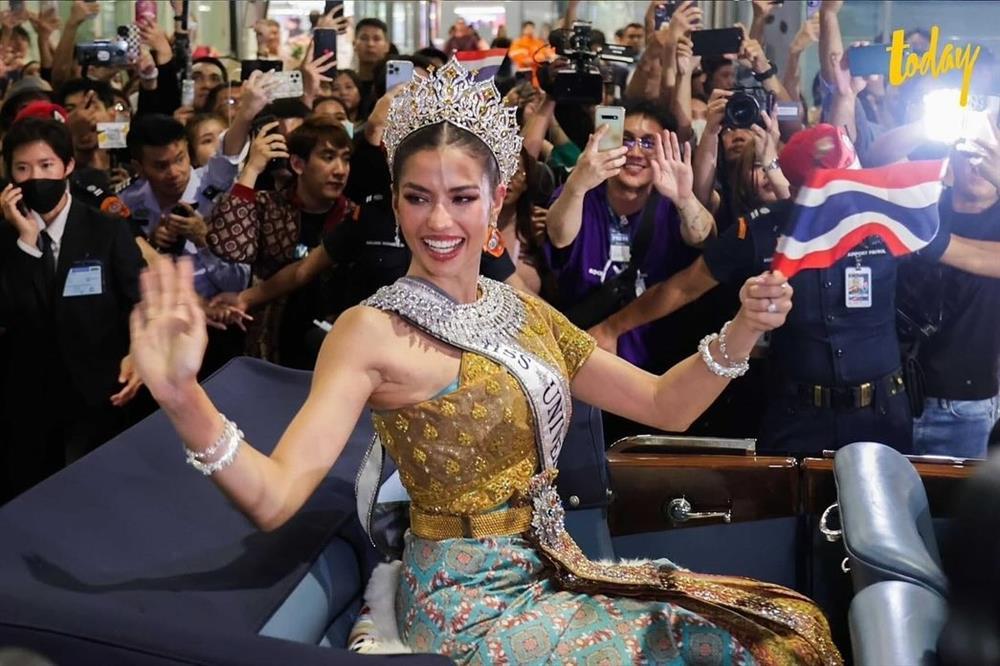 Hỗn loạn ở sân bay đón Á hậu Hoàn vũ trở về quê nhà-1