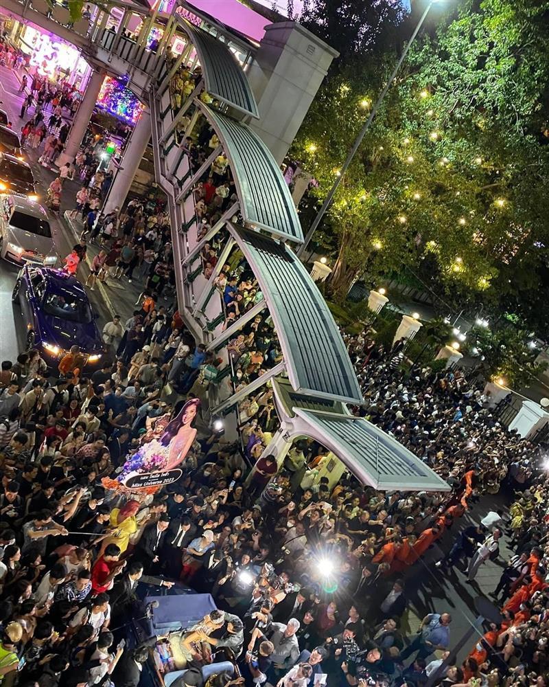 Hỗn loạn ở sân bay đón Á hậu Hoàn vũ trở về quê nhà-4