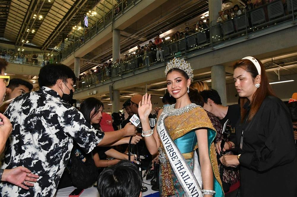 Hỗn loạn ở sân bay đón Á hậu Hoàn vũ trở về quê nhà-5
