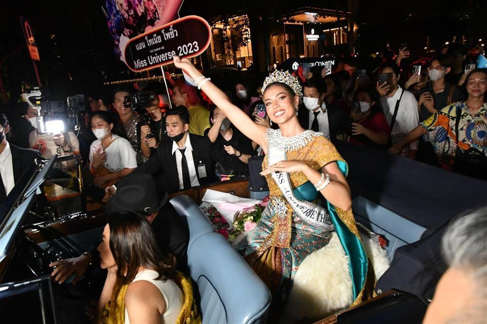 Hỗn loạn ở sân bay đón Á hậu Hoàn vũ trở về quê nhà-6