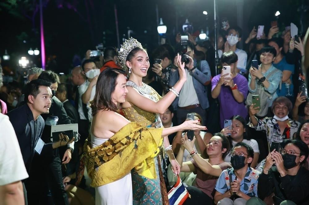 Hỗn loạn ở sân bay đón Á hậu Hoàn vũ trở về quê nhà-7