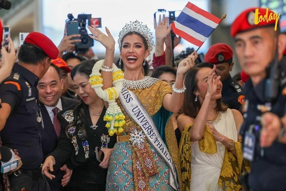 Hỗn loạn ở sân bay đón Á hậu Hoàn vũ trở về quê nhà-8