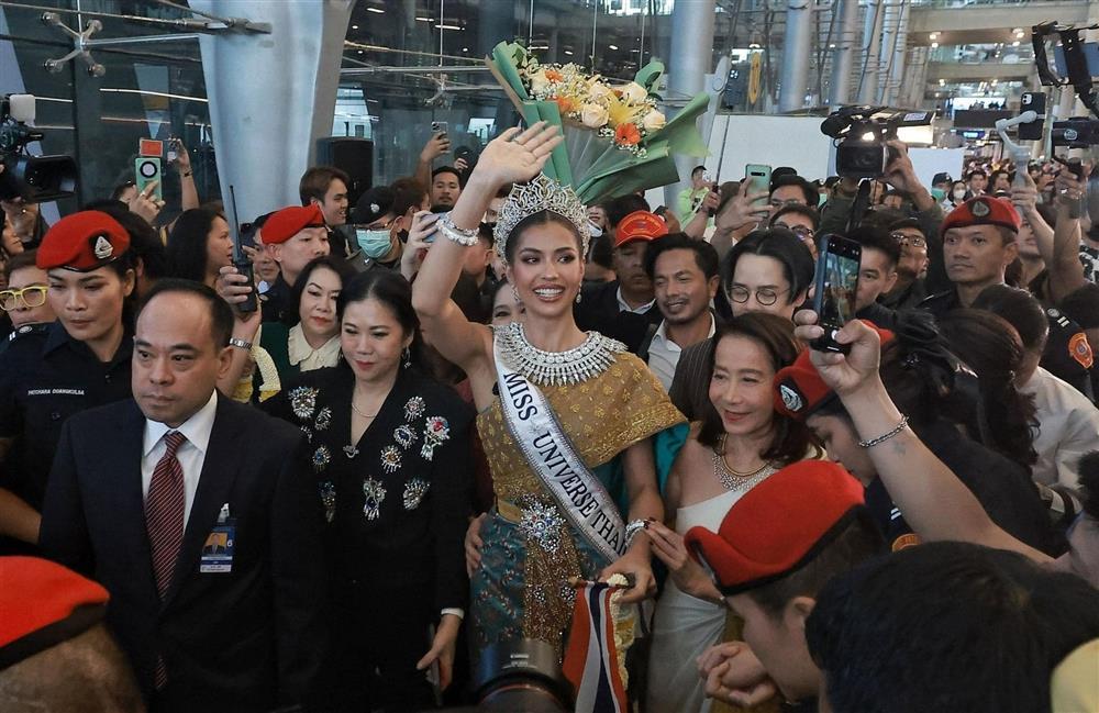 Hỗn loạn ở sân bay đón Á hậu Hoàn vũ trở về quê nhà-18