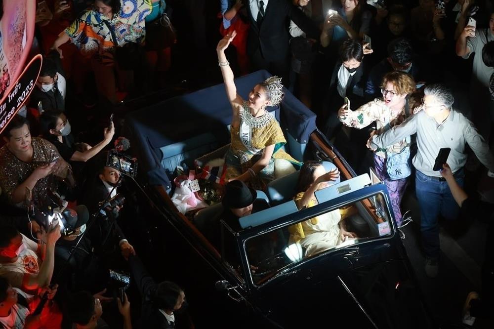 Hỗn loạn ở sân bay đón Á hậu Hoàn vũ trở về quê nhà-19