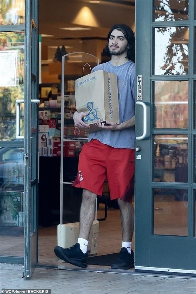 Con trai út bí ẩn của ông vua pop Michael Jackson bất ngờ xuống phố-1